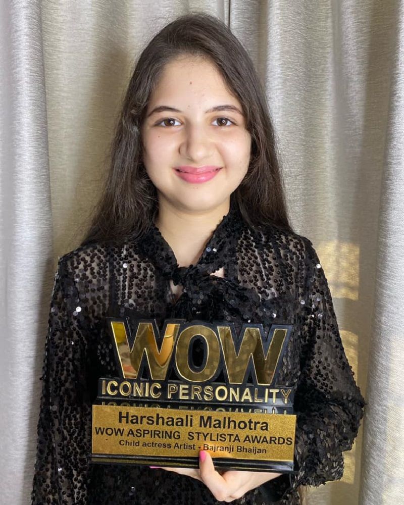 Harshaali Malhotra with the WOW Aspiring Stylista Award (2021)