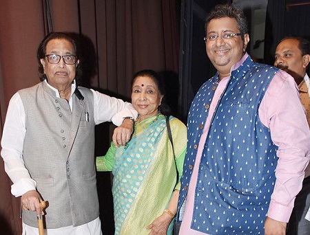 Aadinath Mangeshkar with his father, Hridyanath Mangeshkar, and aunt Lata Mangeshkar