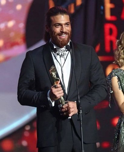 Can Yaman with his Murex d'Or award