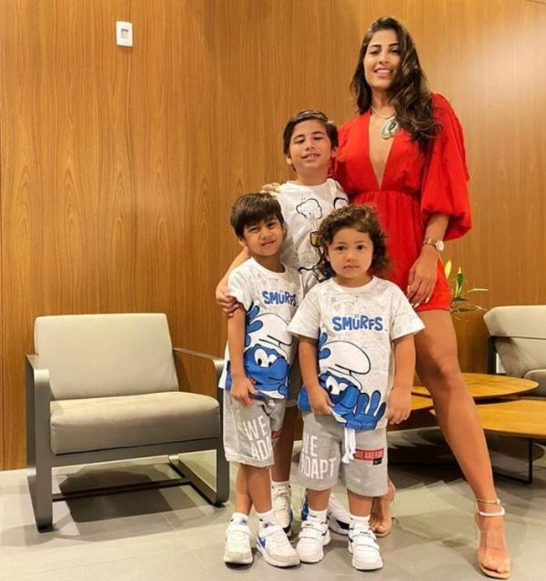 Cristina Vita Aranda with her children