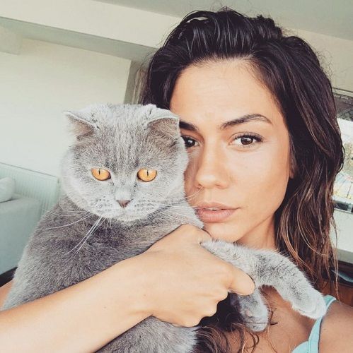 Demet Özdemir and her pet cat
