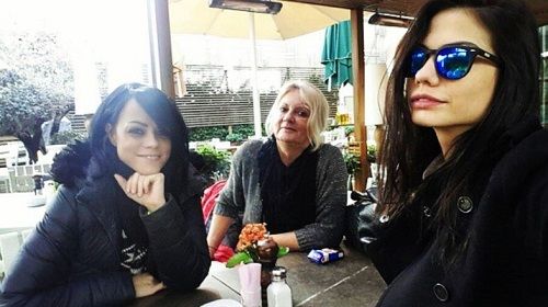 Demet Özdemir with her sister and mother