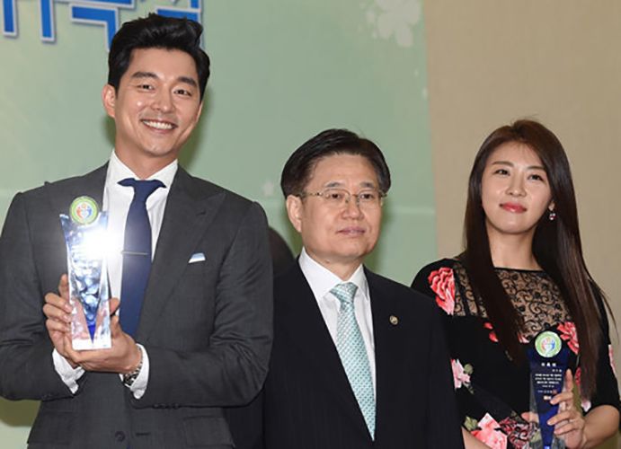 Gong Yoo and Ha Ji-won taking commemorative pictures with former Commissioner Kim Deok-joong at the appointment ceremony of public relations ambassadors held at the National Tax Service
