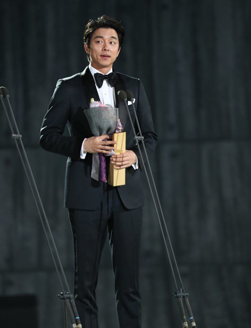 Gong Yoo giving his award acceptance speech at Baeksang Arts Awards ceremony