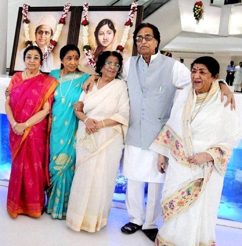 Hridaynath Mangeshkar and his sisters