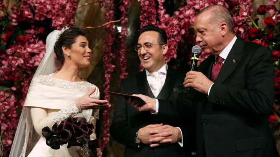 İlker Aycı and Tuğçe Saatman on their wedding day, along with President Recep Tayyip Erdoğan