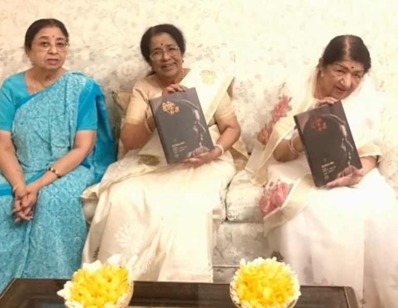 Meena Khadikar and Lata Mangeshkar while showing the book 'Didi aur Main' in 2019