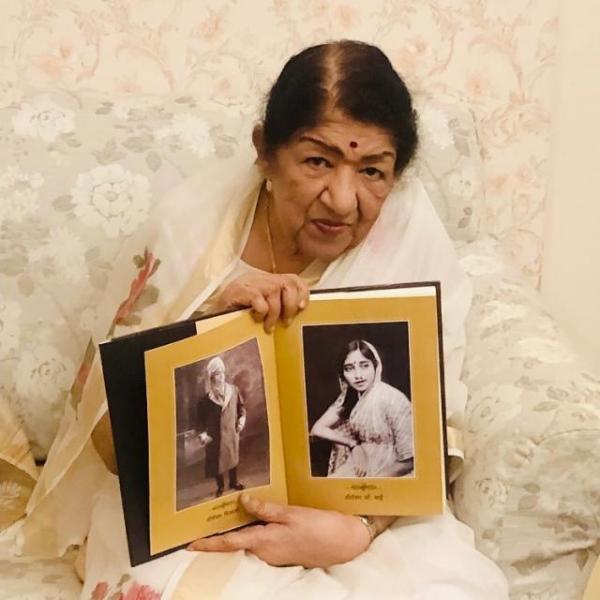 Lata Mangeshkar with the picture of her parents