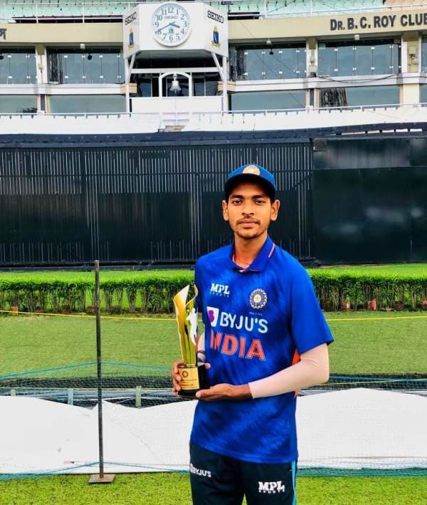 Ravi Kumar holding Triangular Series Trophy