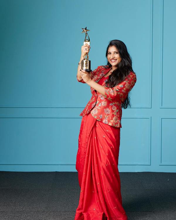 Satyavathi Rathod while posing with the Best Female Playback Singer Award, received at SIIMA 2023