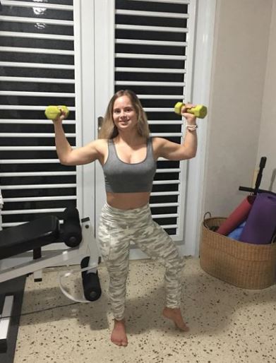Sofia Jirau lifting weight