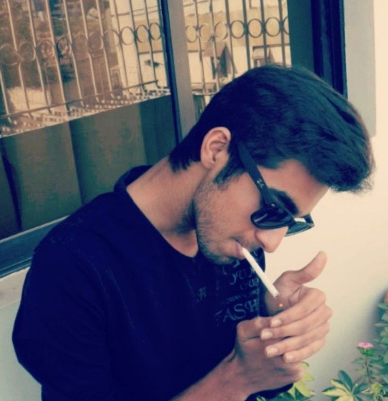 Talhah Yunus smoking