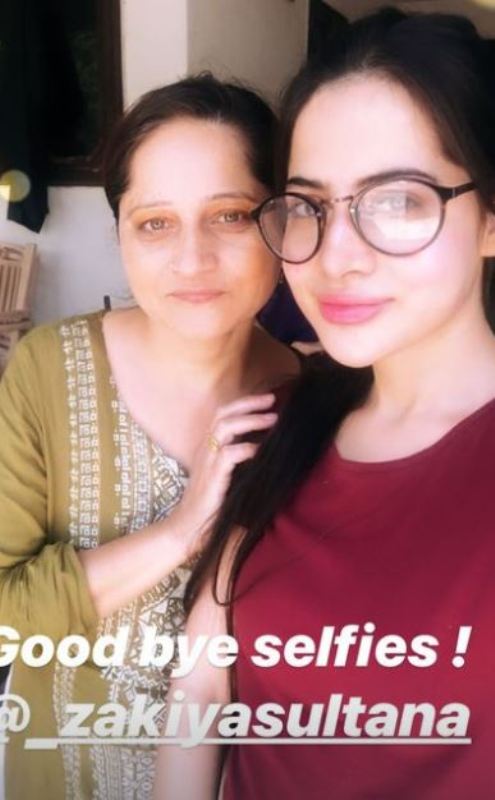 Urfi Javed with her mother