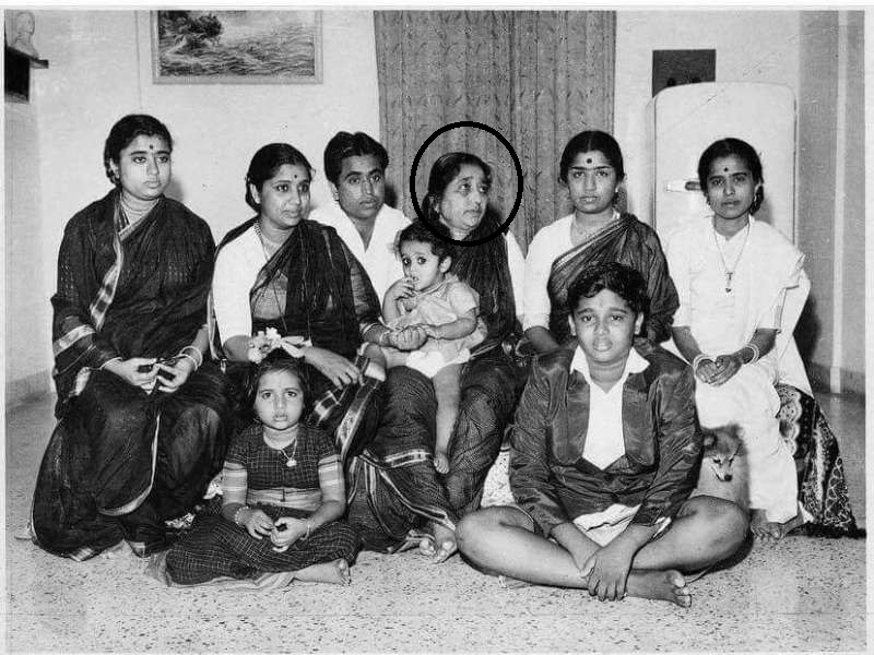 Usha Mangeshkar, Asha Mangeshkar, Hridayanath Mangeshkar, Shevanti Mangeshkar (encircled), Lata Mangeshkar &amp; Meena Mangeshkar