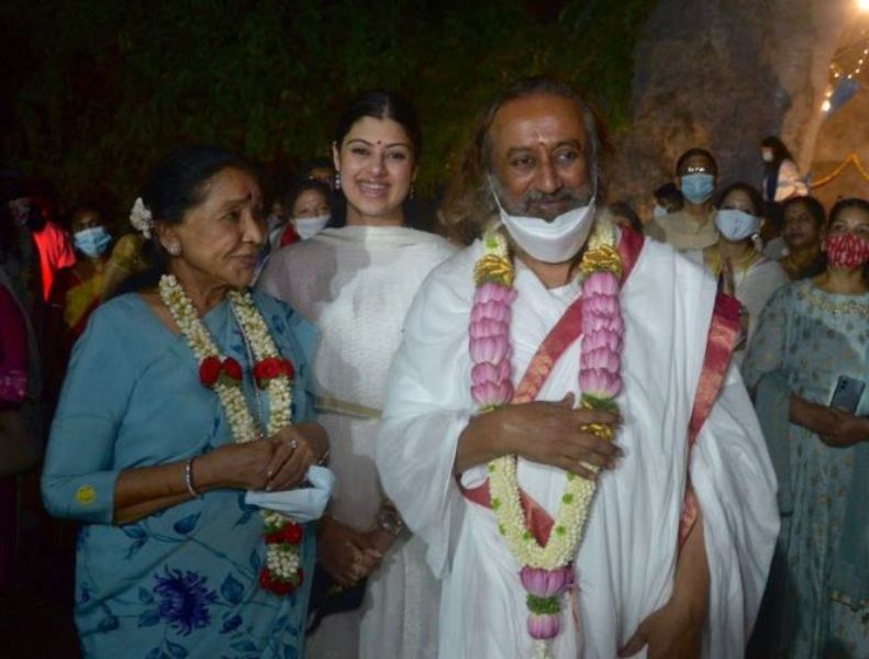 Zanai Bhosle with Sri Sri Ravishankar