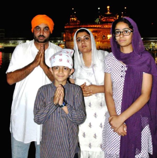 A picture of Bhagwant Mann with his wife, Inderpreet Kaur, and children
