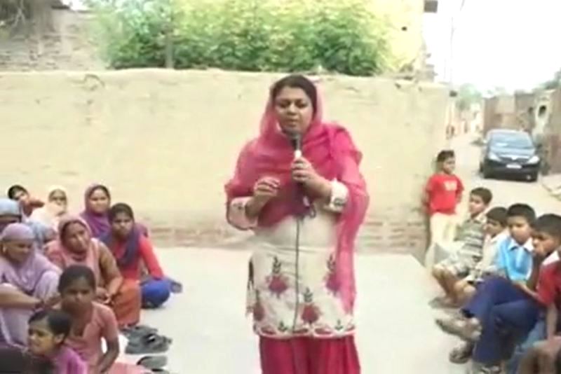 Inderpreet Kaur delivering speeches in favour of AAP in the villages of Sangrur during the 2014 Lok Sabha elections