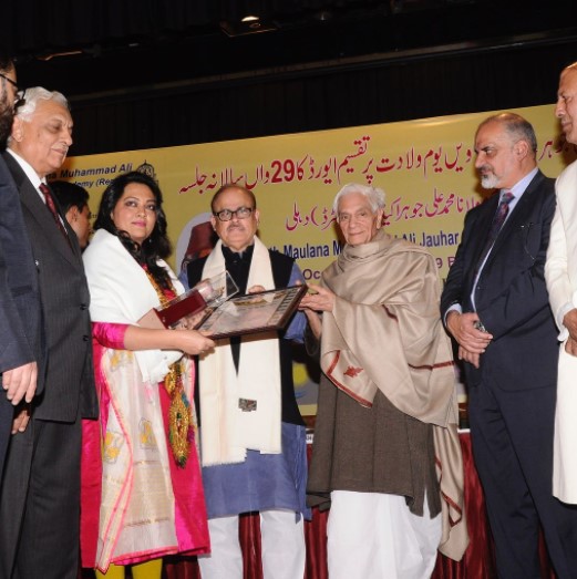 Arfa Khanum receiving the Mohammad Ali Jauhar jouranalism award