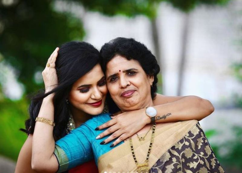 Ashu Reddy with her mother