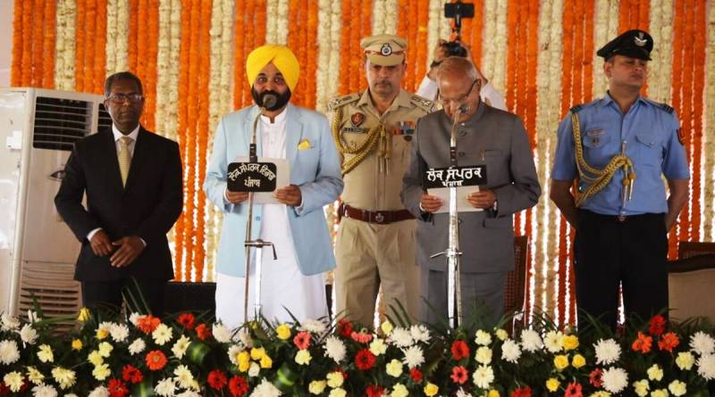 Bhagwant Mann, alongside the Punjab Governor Banwarilal Purohit, swearing in as the Chief Minister of Punjab on 16 March 2022 at Khatkar Kalan village