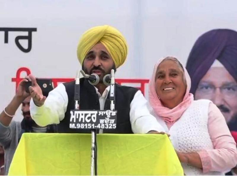 Bhagwant Mann with his mother