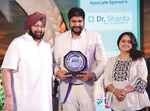 Dr. Mukesh Sharda receiving an award from honourable Chief Minister of Punjab respected Capt. Amrinder Singh