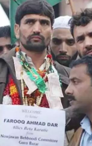 Farooq Ahmed Dar being welcomed by his supporters after his release from jail