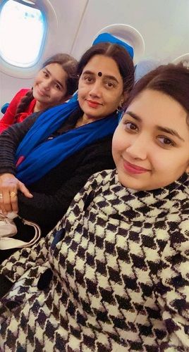 Ishita Vishwakarma with her mother and sister
