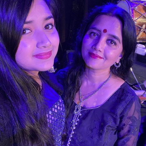 Ishita Vishwakarma and her mother