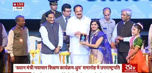 Ishita Vishwakarma being felicitated by Venkaiah Naidu