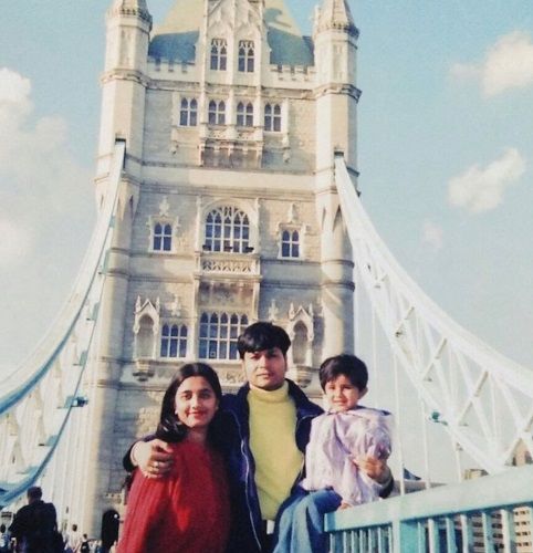 Ishita Vishwakarma's childhood picture with her parents
