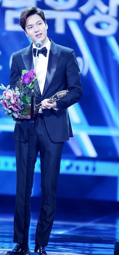 Lee Min-ho giving his acceptance award at Grand Bell Awards