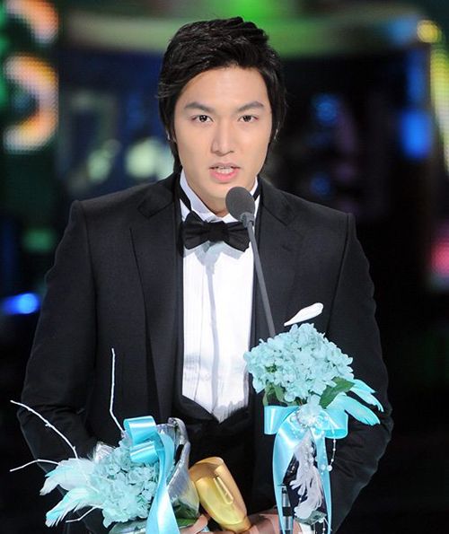 Lee Min-ho giving his award acceptance speech at KBS Drama Awards