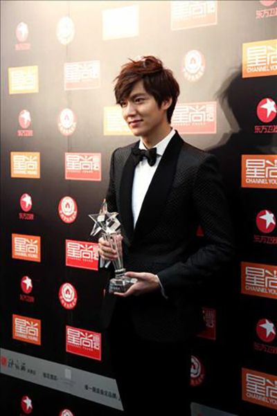 Lee Min-ho posing with his China Fashion Award