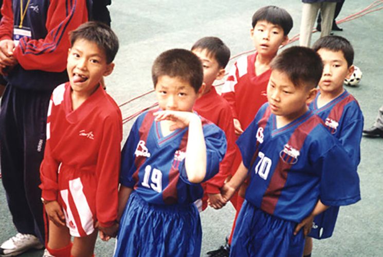 Lee Min-ho (shy child wearing no.19 jersey) with the other soccer players of Cha Bum-kun's soccer classes