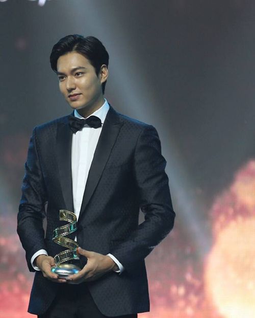 Lee Min-ho with his Weibo Movie Award