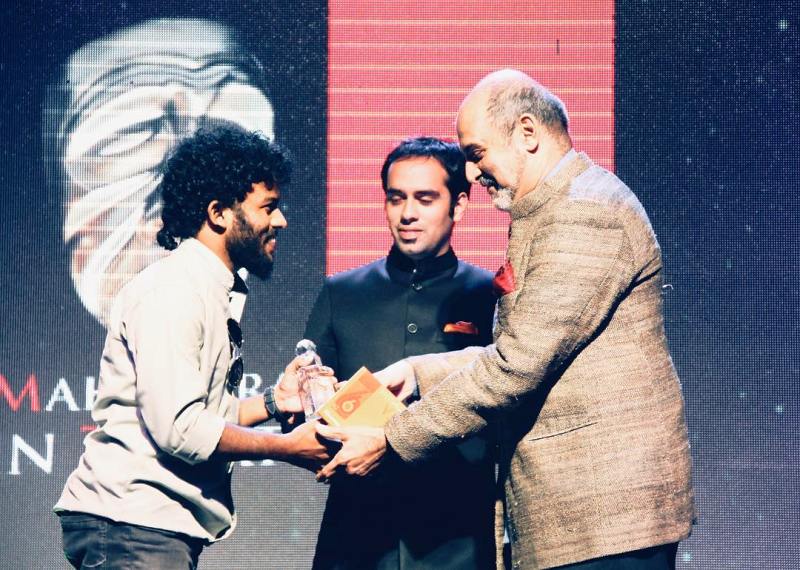 Liju Krishna receiving Mahindra Excellence in Theatre Award (2014)