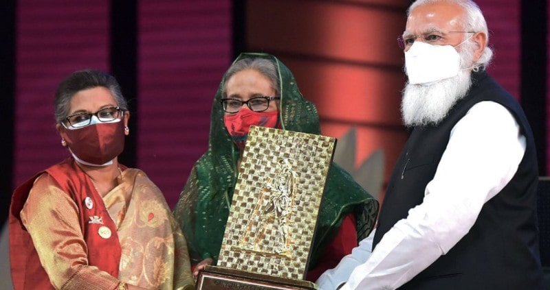 Mahatama Gandhi Peace Prize being recieved by Sheikh Hasina and Sheikh Rehana on behalf of Sheikh Mujibur Rahman