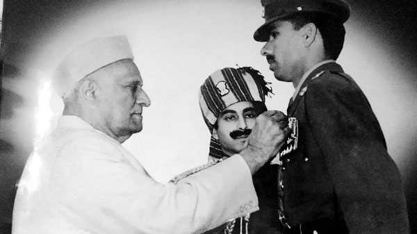 Major (later Colonel) Hoshiar Singh Dahiya recieving the Param Vir Chakra by the then President V. V. Giri on the Republic Day, 1972