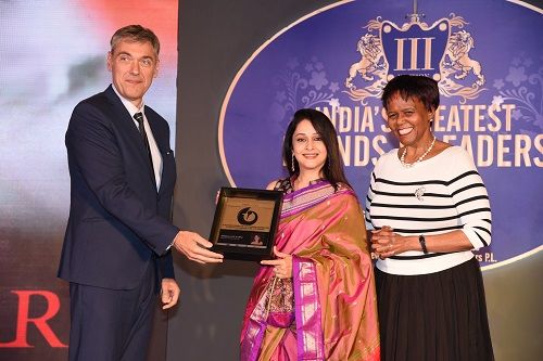 Mrinal Kulkarni receiving India's Greatest Brands & Leaders Award
