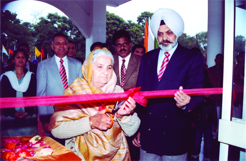Mrs. Dhano Devi unveiling the bust of her husband at Indian Military Academy.