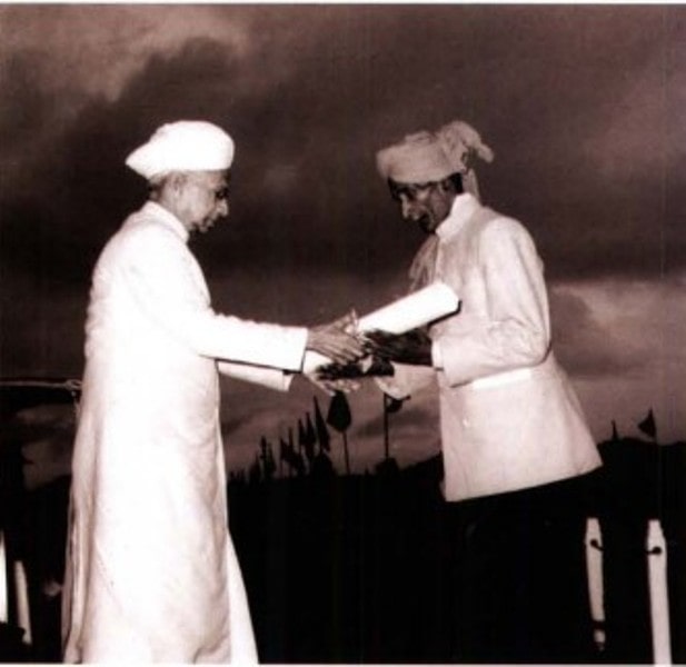 Munshi Ram Salaria, father of Captain Gurbachan Singh Salaria receiving The Param Vir Chakra (Posthumously) on behalf of his son.