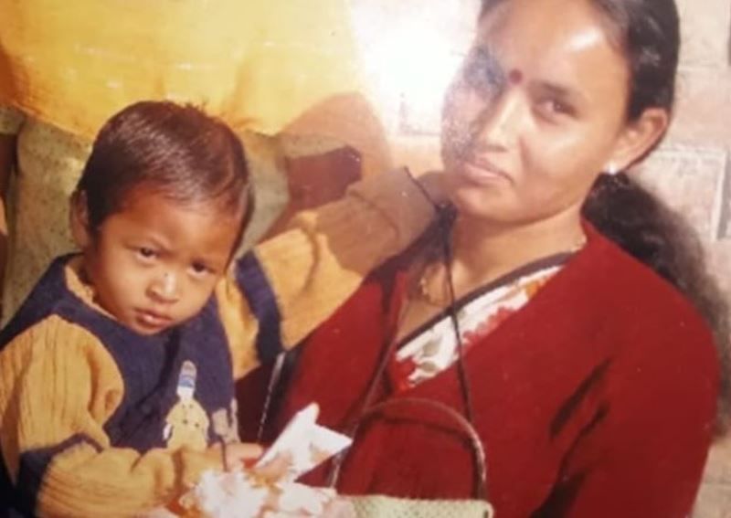 Neelanjana Ray's childhood picture with her mother