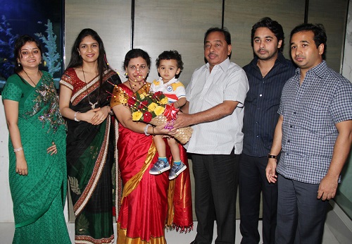 Nitesh Narayan Rane with his brother, father, son, mother, brother's wife, and wife (from right)