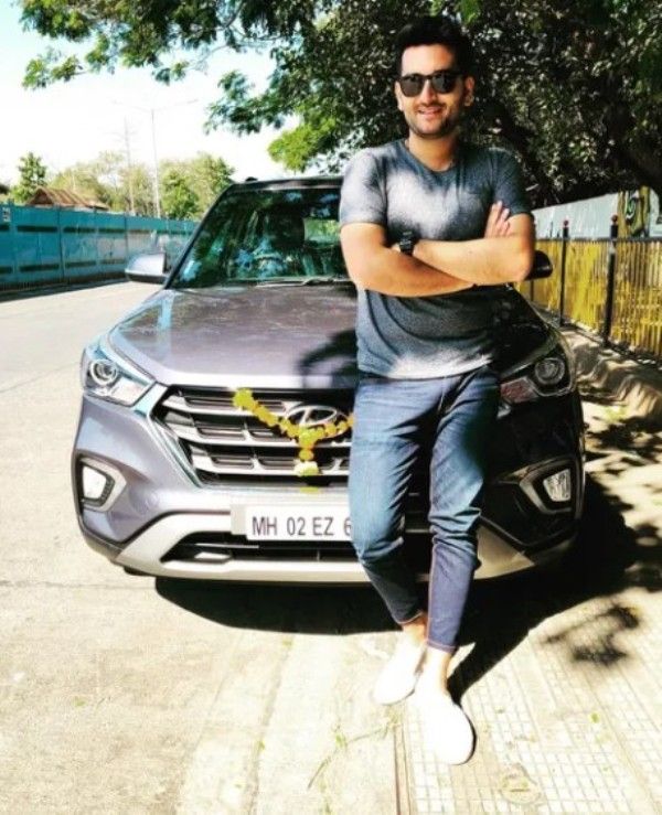 RJ Aabhimanyu posing with his SUV car