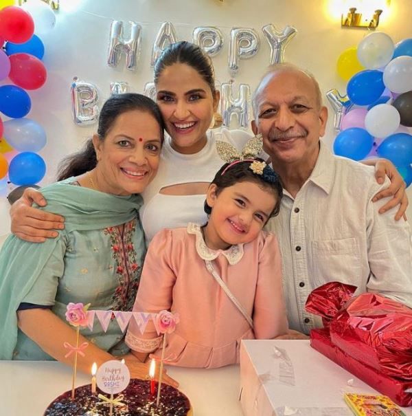 Ritu Rathee Taneja with her elder daughter and parents-in-law