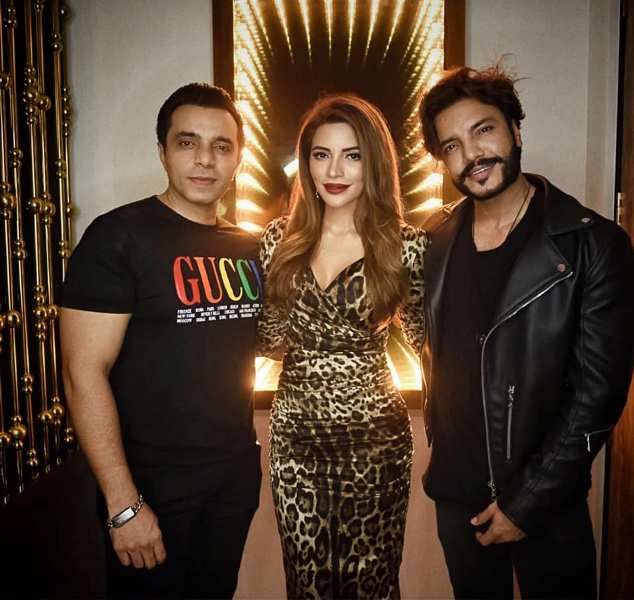 Shama Sikander with her brothers