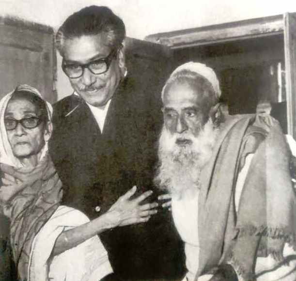 Sheikh Mujibur Rahman with his father Sheikh Lutfur Rahman and mother Sayera Khatun