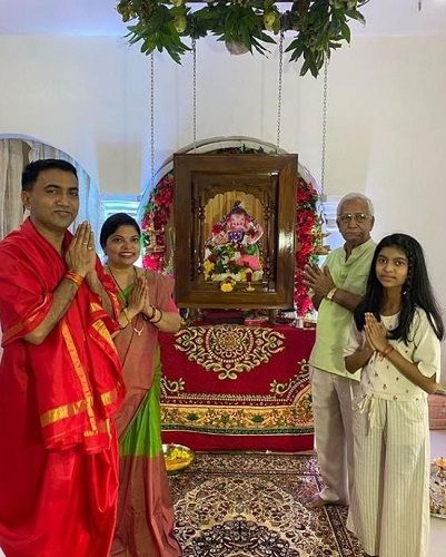 Sulakshana Sawant and her family with an idol of Lord Ganesha