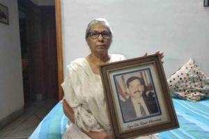 Wife of Ravi Khanna with his photograph